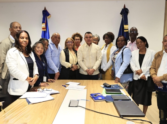 Titular del SNS doctor Landrón se reúne con gremios de enfermería