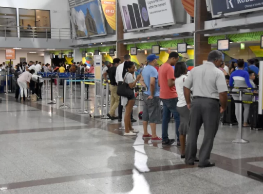 Alerta de seguridad en el AILA obliga a desviar vuelos de forma preventiva