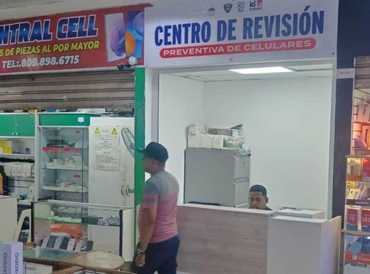 Así opera el centro de revisión de celulares: Policía e Indotel verifican equipos para detectar denuncias y bloqueos internacionales
