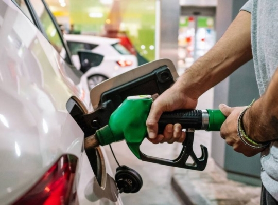 Gobierno mantendrá sin variación los precios de los combustibles esenciales durante la semana del 10 al 16 de enero de 2026