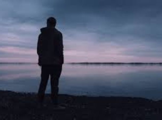 La psicología sugiere que preferir la soledad a una vida social constante es característico de este tipo de personas