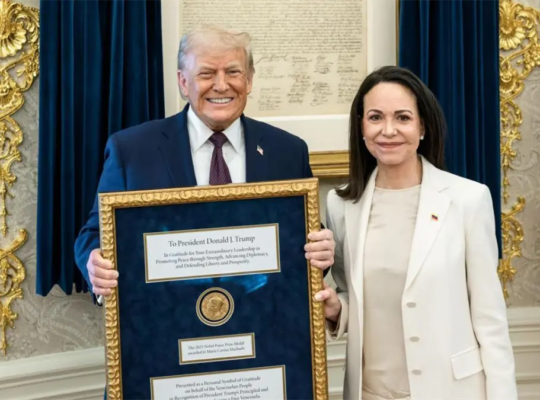 María Corina Machado entregó a Trump la medalla del Nobel enmarcada como «gratitud»