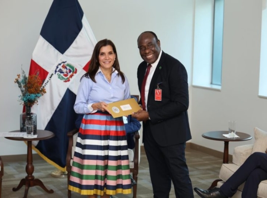 Embajadora de EE. UU. se reúne con líderes religiosos dominicanos para fortalecer cooperación en desafíos sociales