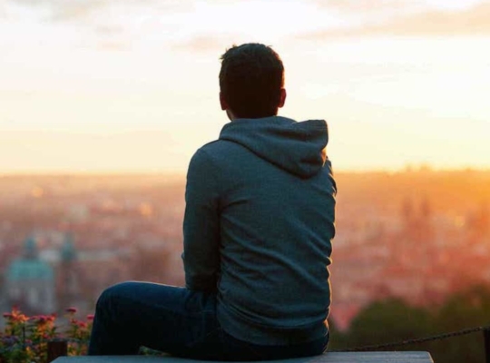 Preferir la soledad no es aislamiento: es una elección emocionalmente inteligente