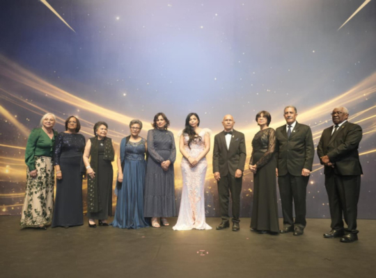 Yeni Berenice Reynoso entrega “Premio al Mérito” a fiscales de larga trayectoria