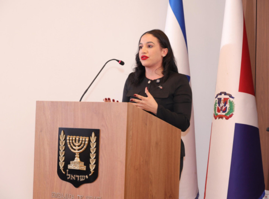 Embajada de Israel impulsa modelo de municipalidad ciudadana con conferencia liderada por regidora de Moca