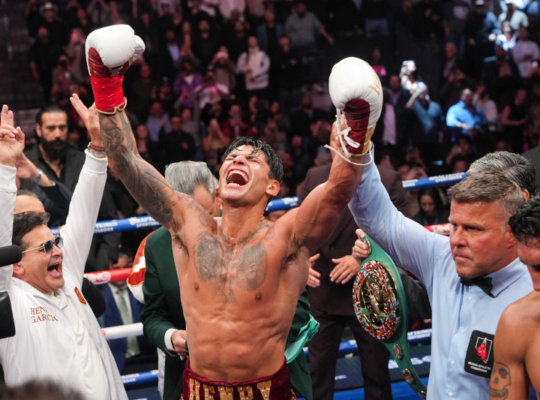 Ryan García vence a Mario Barrios por decisión unánime y gana el título wélter del CMB