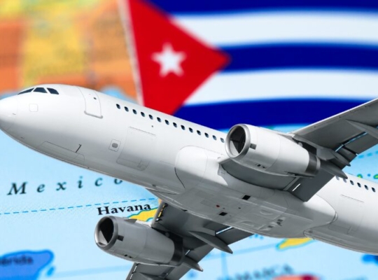 Rusia busca ayudar a Cuba tras quedarse sin combustible para aviones, con turistas varados