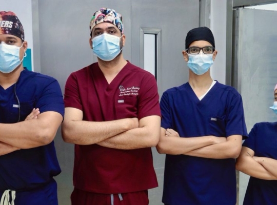 3 jóvenes neurocirujanos realizan cirugía cerebral con paciente despierto en el país