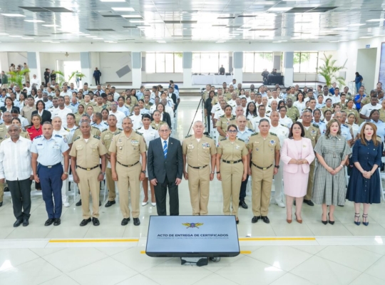 UNADE distingue a Maira Morla Pineda y a Rafael Santos Badía por su apoyo a la capacitación del personal de las Fuerzas Armadas