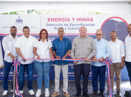 Ministerio de Energía y Minas entrega cuatro proyectos de electrificación rural en Samaná