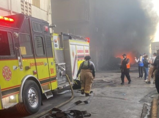 Rápida acción del 911 evita tragedia mayor en incendio de fábrica de plásticos en San Cristóbal
