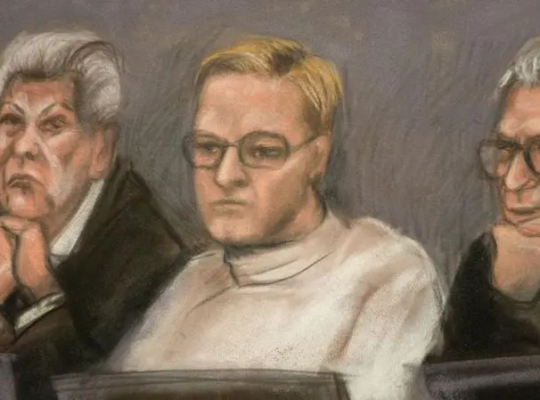 El hijo de la princesa de Noruega contiene las lágrimas en su primera comparecencia en su juicio por violación