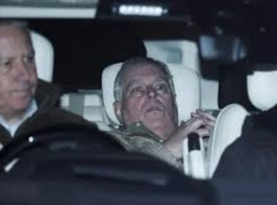 El ex príncipe Andrés abandona la comisaría tras ser detenido durante once horas por «conducta inapropiada»