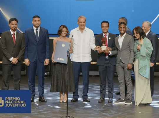Abinader reconoce al equipo Apolo 27 RD por su excelencia científica en el Premio Nacional de la Juventud 2026