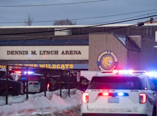 El autor del tiroteo en una pista de hielo en Rhode Island (EE.UU.) mató a su hijo y exesposa