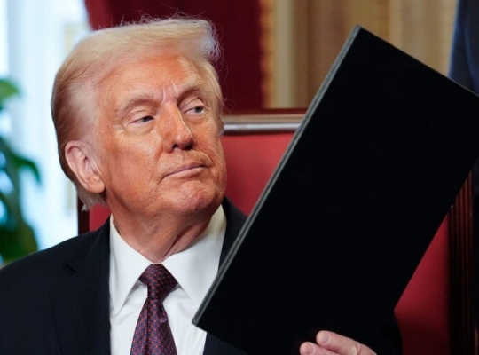 Trump firma orden ejecutiva para imponer arancel global del 10 % tras revés de la Corte Suprema de EE. UU