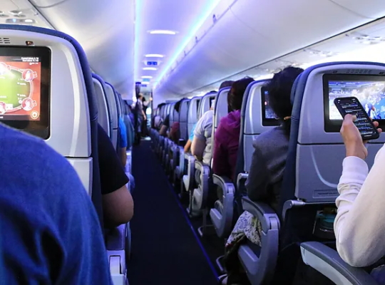 Un expiloto explica por qué ‘nos obligan’ a poner el modo avión durante un vuelo: «Cuando no hay cobertura, los móviles se ponen en modo máximo de búsqueda»