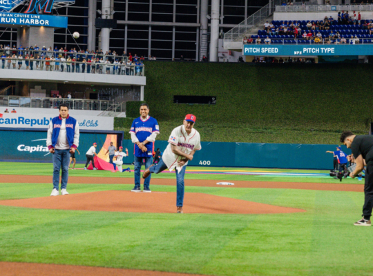 Presidente Abinader asiste a juego inaugural de RD en Clásico Mundial de Béisbol en Miami y lanza primera bola