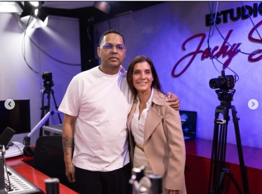 Embajadora Leah Francis Campos destaca el impacto de Alofoke Media Group tras visita a sus instalaciones