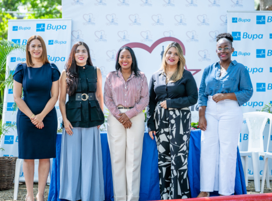 Huellas de Cambio de Bupa genera cosecha en jardín de escuela en República Dominicana para fortalecer el compromiso con la salud del planeta
