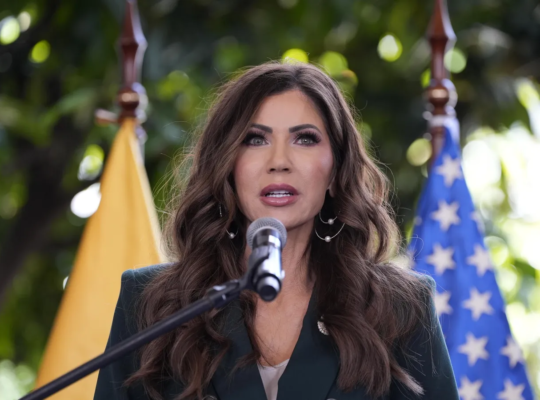 Trump quema el fusible de Kristi Noem: adiós al rostro antimigrantes de su gobierno