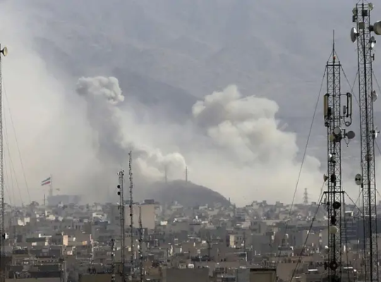 ¿Por qué EE.UU. e Israel atacaron a Irán en este momento (y cómo podría acabar este conflicto)?