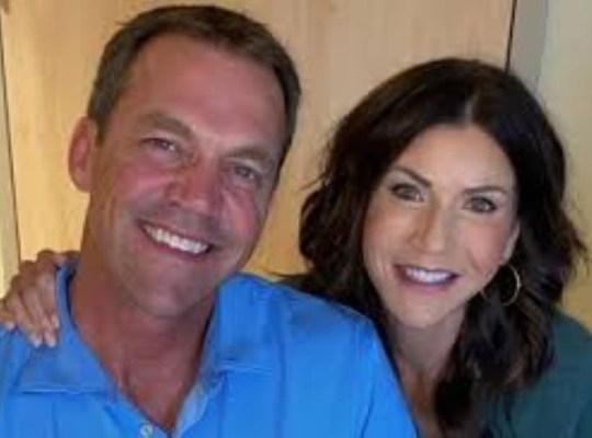 Polémica en EE.UU.: se filtraron fotos y mensajes en comunidades fetichistas del esposo de la exsecretaria de Seguridad Nacional Kristi Noem