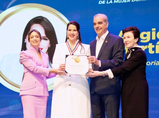 Poder Ejecutivo reconoce a Angie Martínez con la Medalla al Mérito
