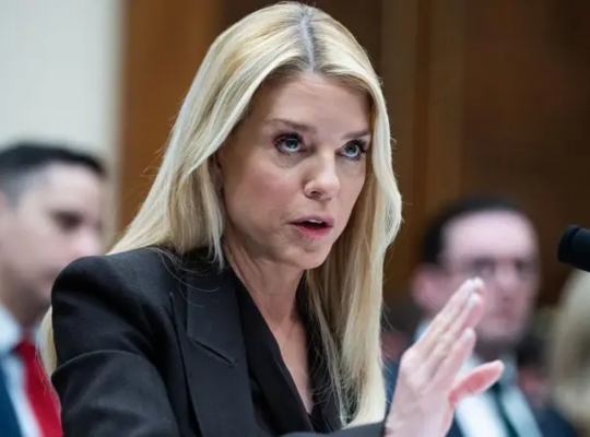 Trump releva a Pam Bondi como fiscal general de EE.UU