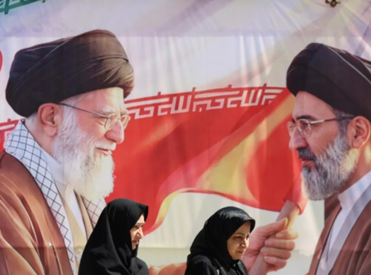 Teherán activa sus defensas aéreas, informan medios iraníes