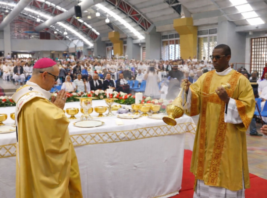Sacerdotes renuevan promesas en Misa Crismal marcada por llamado al compromiso espiritual