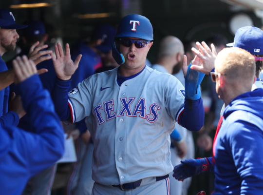 Rangers remontan con 4 carreras en la novena entrada y vencen a Atléticos por 9-6