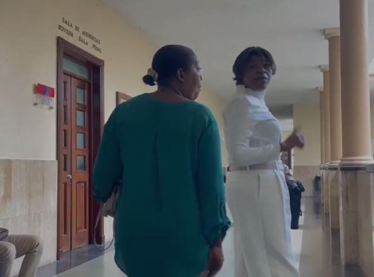 Elizabeth Silverio llega al Palacio de Justicia de Ciudad Nueva para conocer fallo en su caso