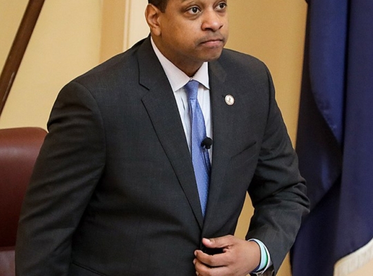 Justin Fairfax perdió la custodia de sus hijos y se le ordenó mudarse, según juez