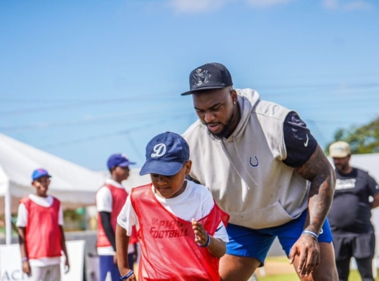 INEFI y la NFL hacen historia: Byron Matos lidera clínica de Flag Football para cientos de estudiantes dominicanos