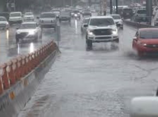 Inundaciones obligan a restringir tránsito en vías clave del Distrito Nacional