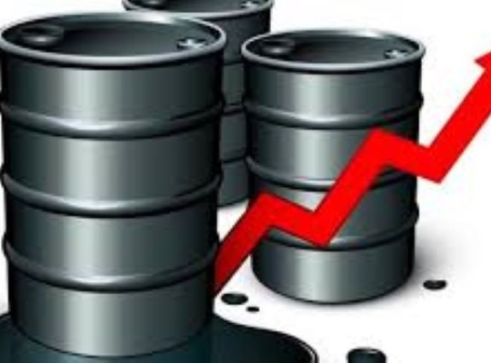 Petróleo sigue subiendo sin que la tregua indefinida entre EEUU e Irán tranquilice a los mercados