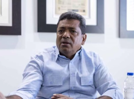 Junior Santos defiende transparencia en licitación de 100 camiones compactadores