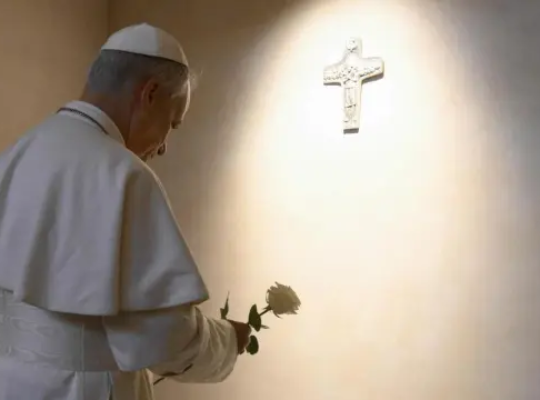 León XIV honra legado de Francisco en aniversario de su muerte