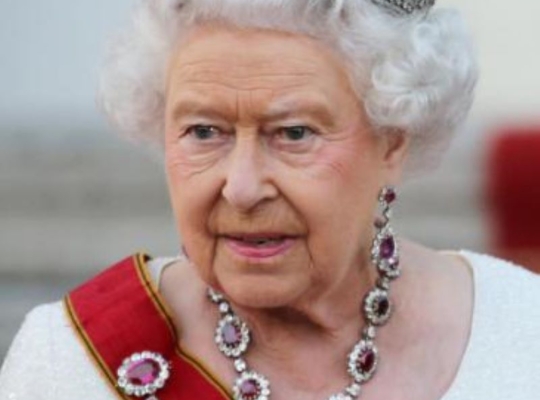 La reina Isabel II presionó para que nombrasen a su hijo Andrés «enviado comercial»