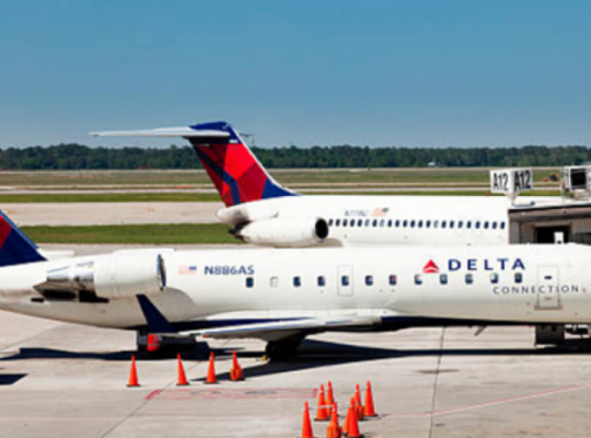 Delta investiga incidente por fuerte olor en vuelo que regresó de emergencia al Aeropuerto del Cibao