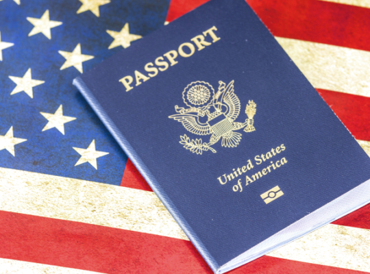 Estados Unidos revocará pasaportes a personas que tengan deuda de manutención infantil