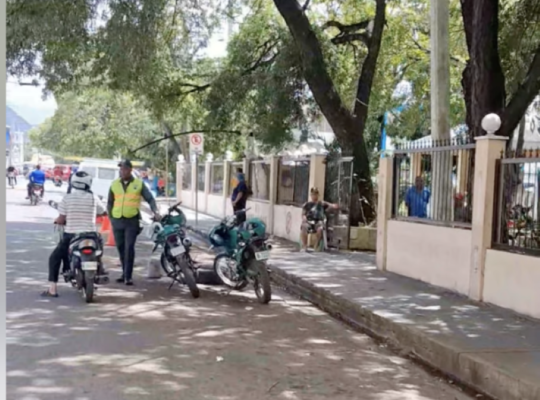 Ciudadanos cuestionan marcha atrás en la calle Canela Mota tras desautorización a agentes de tránsito