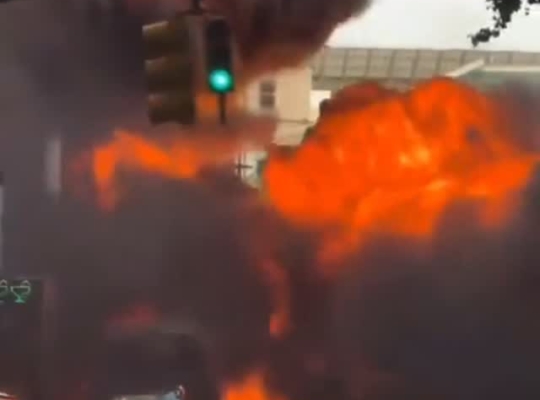Un vehículo explota junto al Toro de Wall Street, en el distrito financiero del Bajo Manhattan de Nueva York