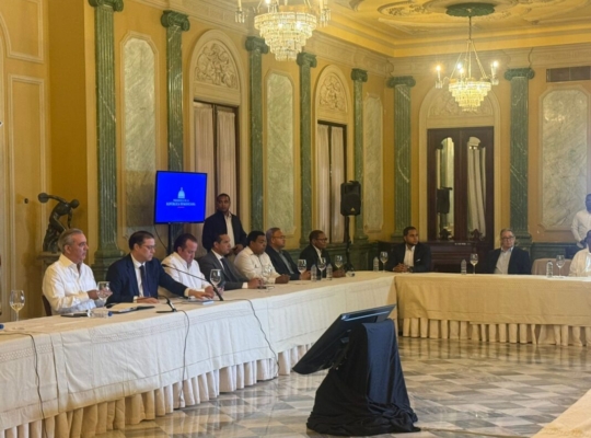 Gobierno trabajará en mesa permanente con transportistas y aumentará subsidios para evitar alzas en pasajes