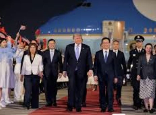 Donald Trump llegó a China para reunirse con Xi Jinping en medio de tensiones comerciales y la guerra contra Irán