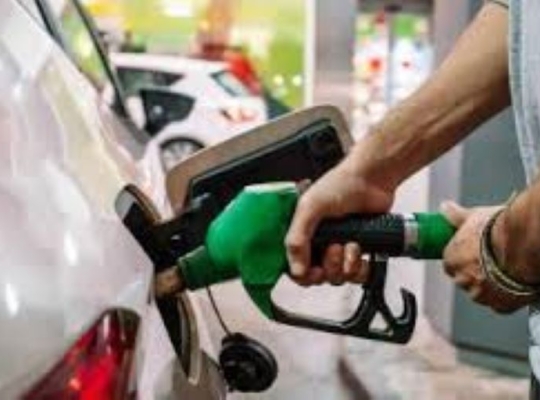 Los precios de los combustibles aumentaron este viernes entre RD$9 y RD$7