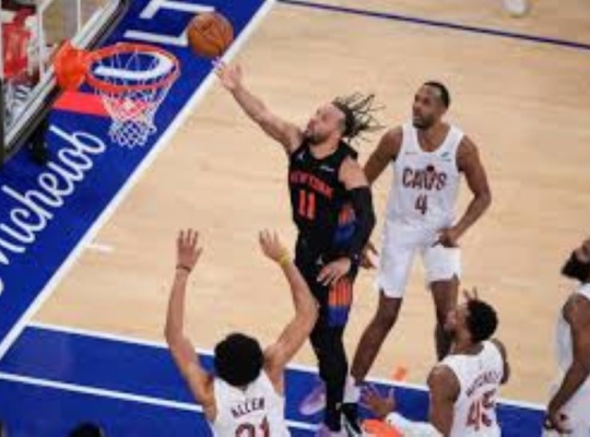 Knicks quedan a un paso de regresar a las Finales de la NBA tras vencer a Cleveland