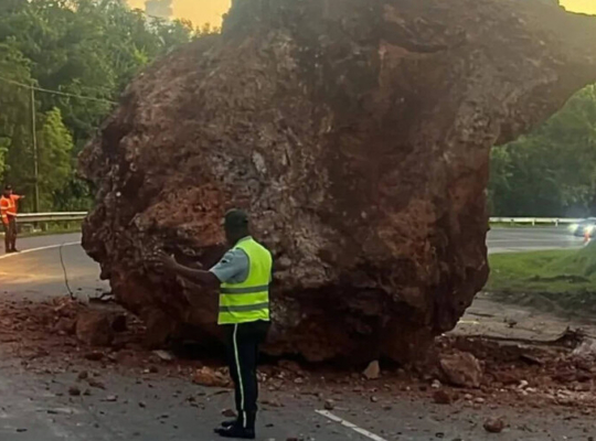 Roca de gran tamaño cae en la Autopista del Nordeste y obliga a regular el tránsito